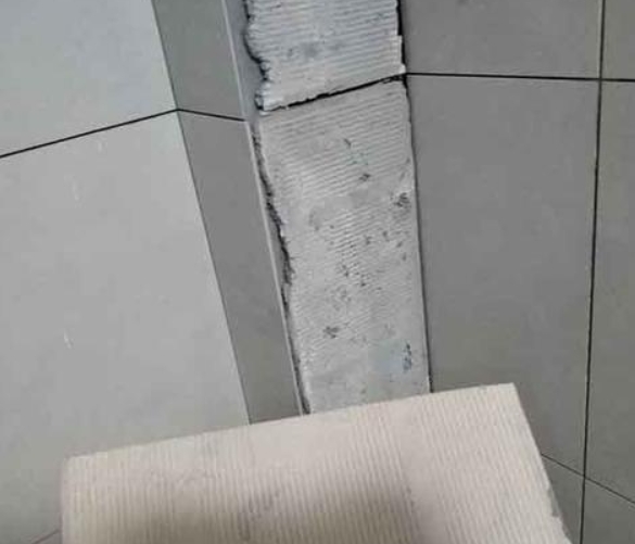 安庆瓷砖空鼓维修公司分享下厨房瓷砖脱落的补救措施。